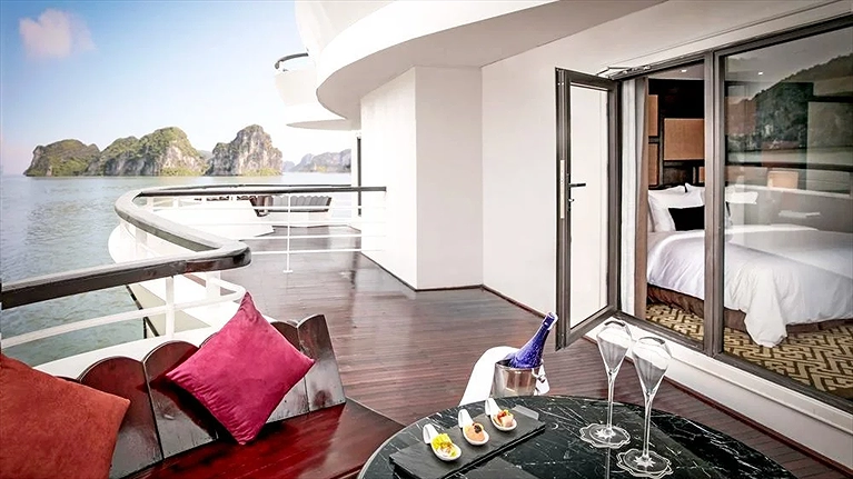 Khu vực ban công phòng Cabinet Suite