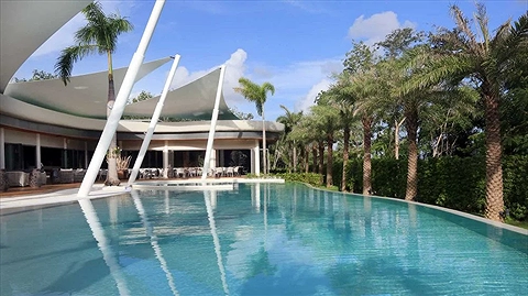 Hồ bơi ngoài trời