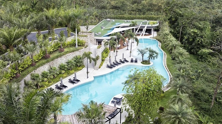 Toàn cảnh hồ bơi tuyệt đẹp tại khu nghỉ dưỡng The Pavilions Phuket