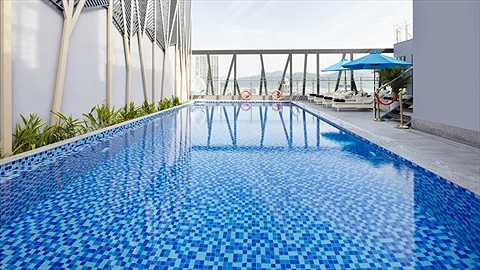 Hồ bơi ngoài trời