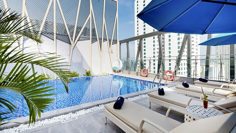 Hồ bơi ngoài trời