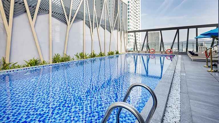 Hồ bơi ngoài trời