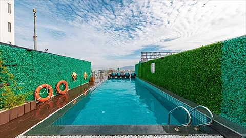 Hồ bơi ngoài trời xanh mát