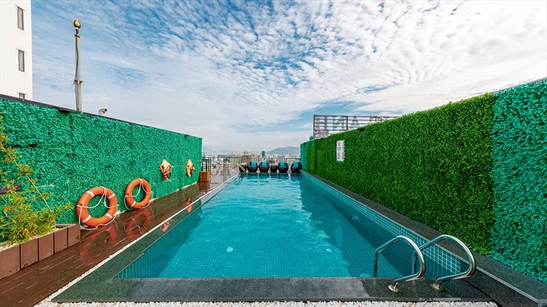 Hồ bơi ngoài trời xanh mát