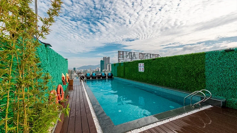 Hồ bơi ngoài trời xanh mát