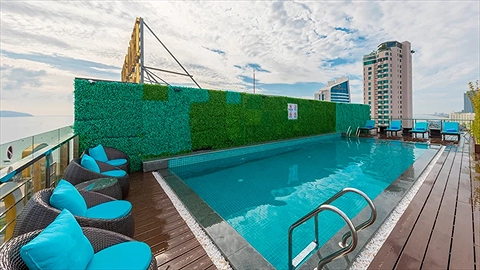 Hồ bơi ngoài trời xanh mát