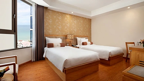 Deluxe Partial Ocean View