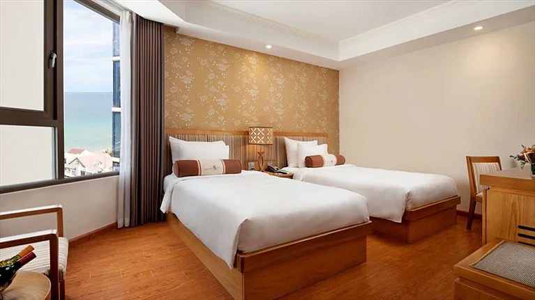 Deluxe Partial Ocean View