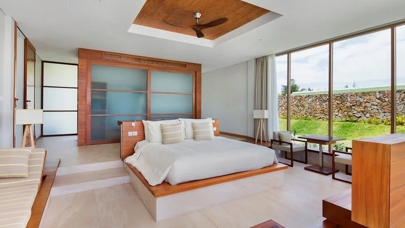 Phòng ngủ Villa trang bị hiện đại, rộng rãi