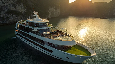 Bình minh trên boong tàu