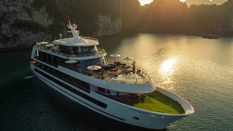 Bình minh trên boong tàu