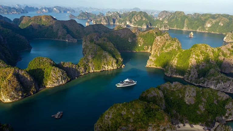 Toàn cảnh Du thuyền  từ trên cao