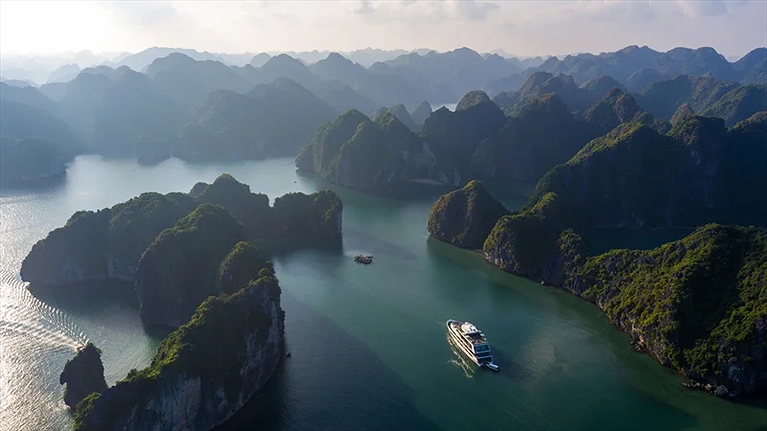 Toàn cảnh Du thuyền  từ trên cao