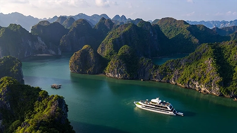 Toàn cảnh Du thuyền  từ trên cao