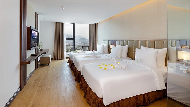 Deluxe Partial Sea View