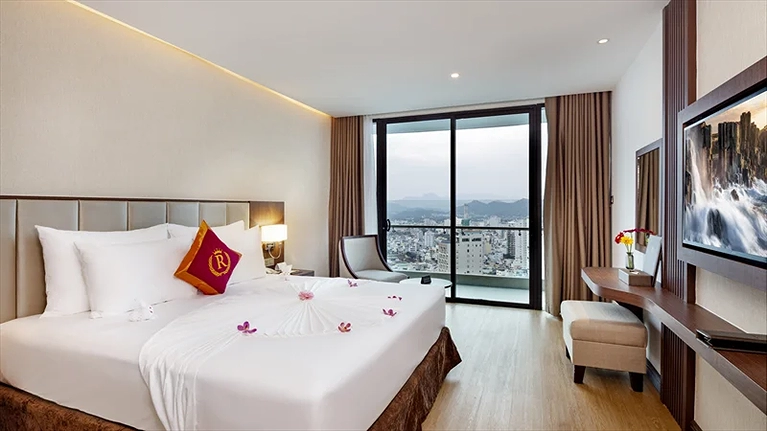 Grand Deluxe Balcony Partial Sea View