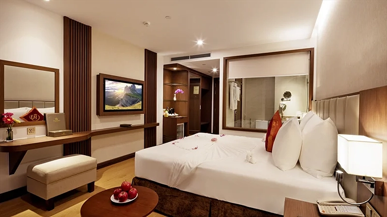 Grand Deluxe Balcony Partial Sea View