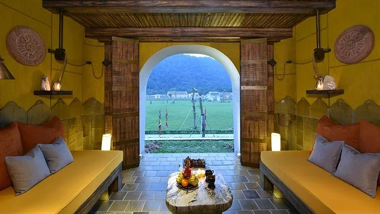 Phòng Superior twin với phòng khách nhìn ra quảng trường Minh Tâm