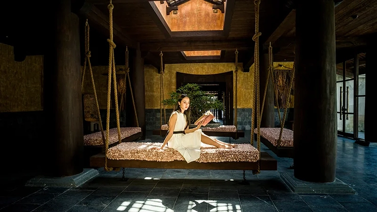 Xích đu thiết kế từ các bao tay vải độc đáo