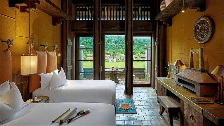 Phòng Deluxe twin với ban công hướng ra quảng trường Minh Tâm