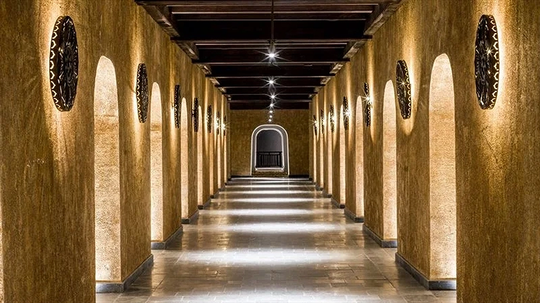 Hành lang được thiết kế tinh xảo với những bức tường trạm bằng trấu