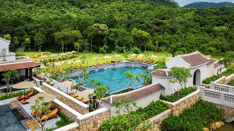 Khu vực hồ bơi kín đáo với hệ thống nước ấm