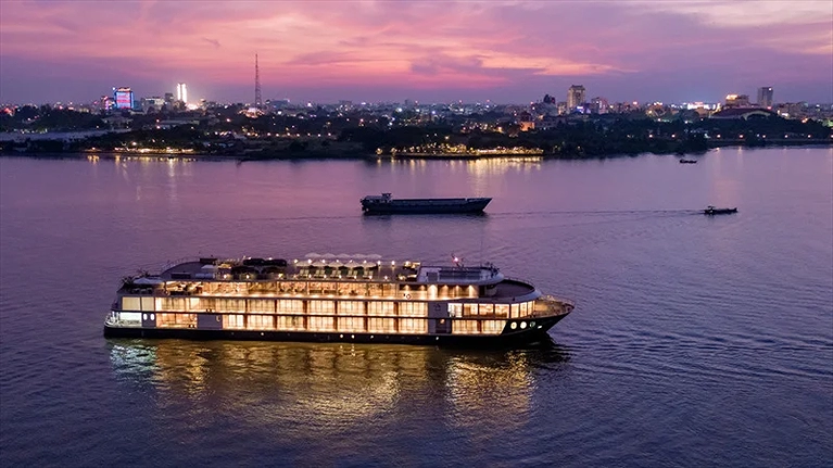 Du thuyền như một nhà hát rực rỡ trên sông
