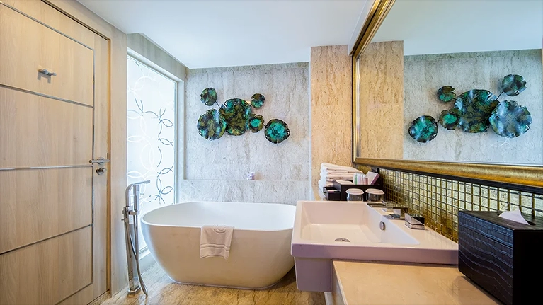 Deluxe Suite Bathroom