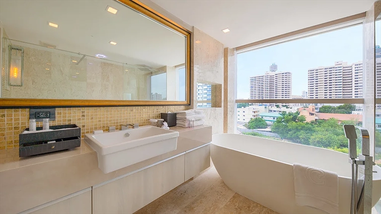 Deluxe Suite Bathroom