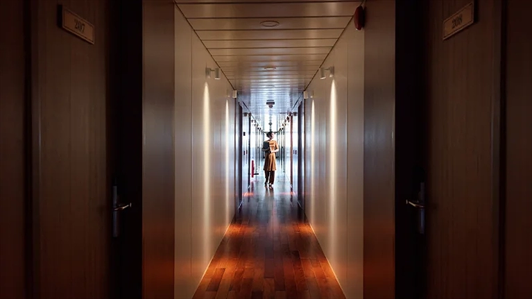 Hành lang thiết kế tối giản mang cảm giác xuyên suốt