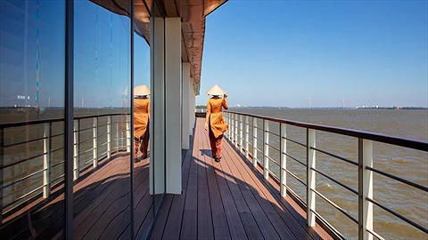 Hành lang đón gió bên ngoài du thuyền