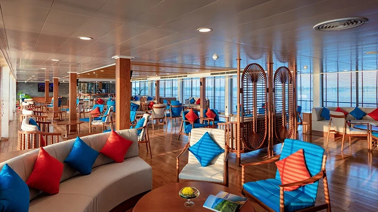 Lounge thưởng thức cocktail và âm nhạc