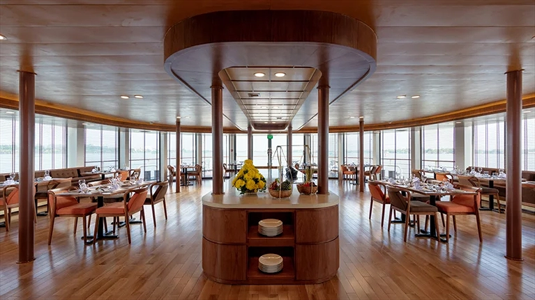 Nhà hàng phục vụ các bữa ăn với tầm nhìn toàn cảnh