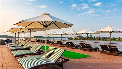 Boong thượng tắm nắng ngắm cảnh