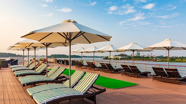 Boong thượng tắm nắng ngắm cảnh