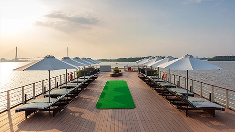 Giải trí đẳng cấp với sân golf mini giữa sông nước