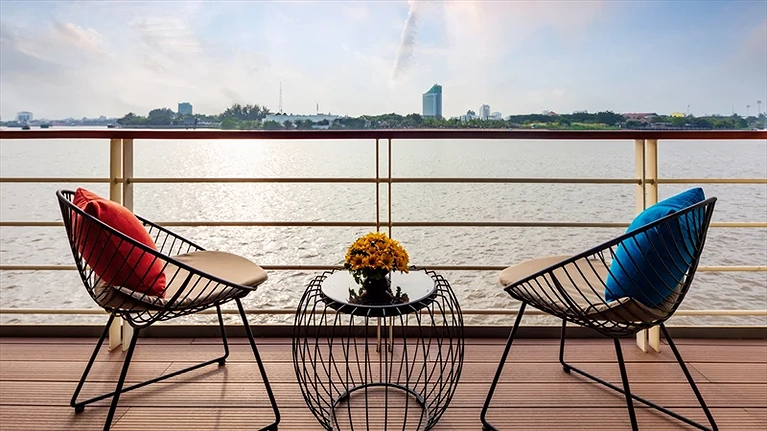 Ban công phóng tầm mắt ngắm nhìn thành phố