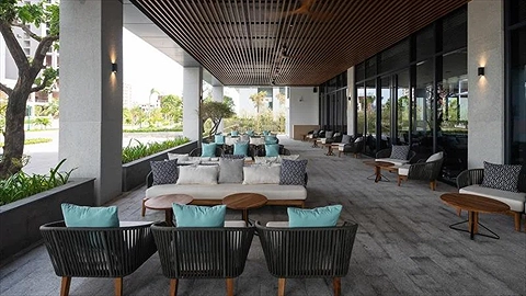 Quầy Bar tại khu vực sảnh Lễ Tân với khu vực ngoài trời