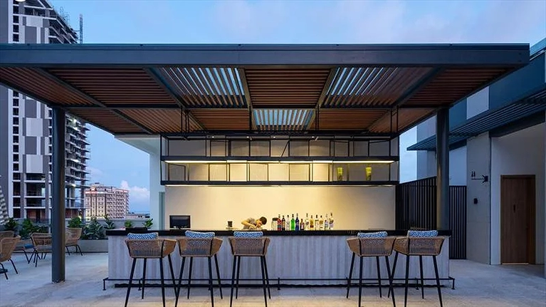 Quầy Bar tại khu vực hồ bơi ngoài trời