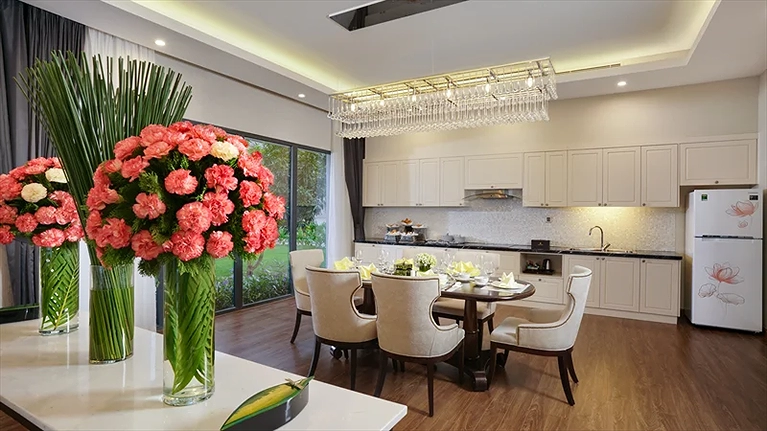 Phòng bếp với bàn ăn