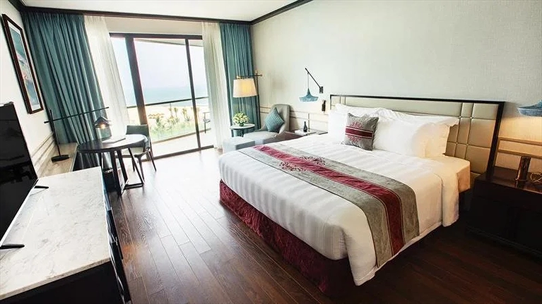 Phòng Deluxe king hướng biển với ban công thoáng đãng