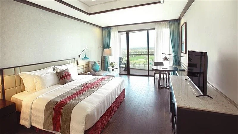 Phòng Deluxe king hướng vườn với ban công thoáng đãng