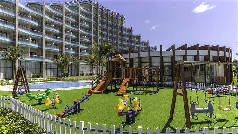 Khu vực vui chơi của trẻ em ngoài trời