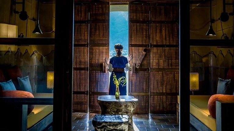 Cánh cửa gỗ được thiết kế mở bằng ròng rọc đặc biệt