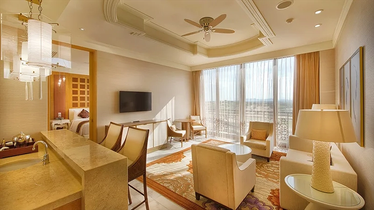 Phòng khách Grand Golf View Suite