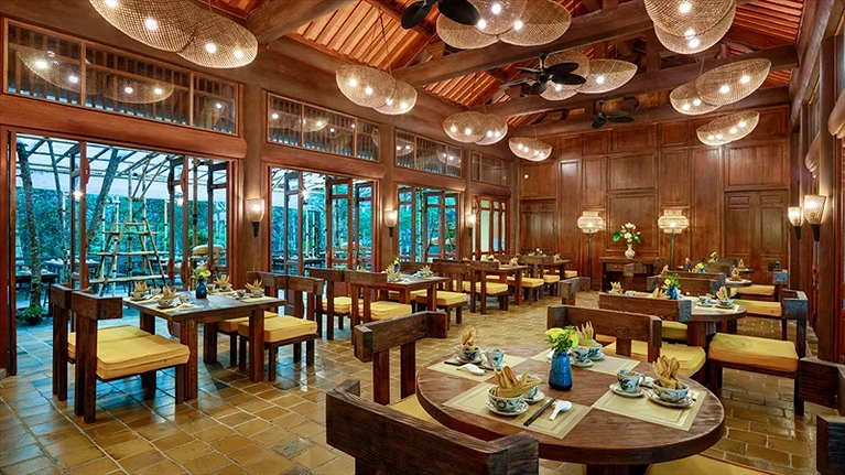 Nhà hàng Cơm Chay Làng Nương thiết kế mộc mạc gần gũi thiên nhiên