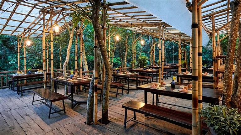 Nhà hàng Cơm Chay Làng Nương thiết kế mộc mạc gần gũi thiên nhiên