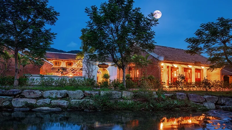 Khu vực đình làng diễn ra các hoạt động vui chơi