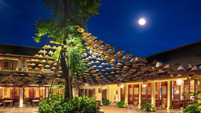 Khu vực đình làng diễn ra các hoạt động vui chơi