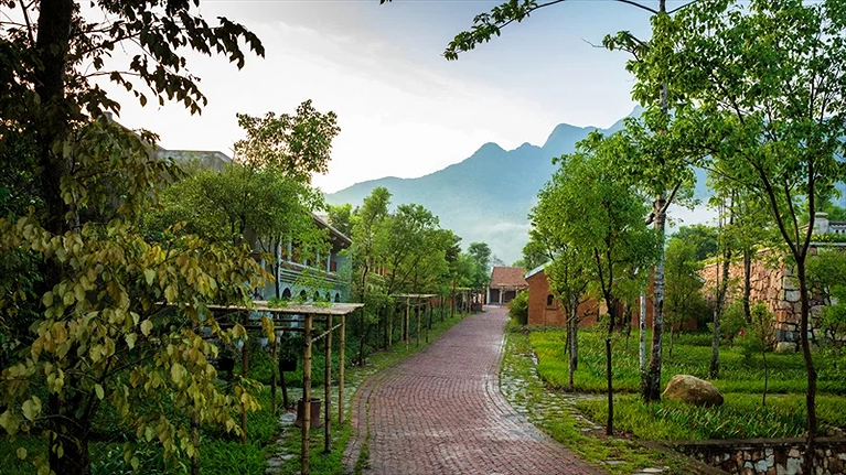 Đường nội bộ tại Yên Tử Village bao phủ sắc xanh